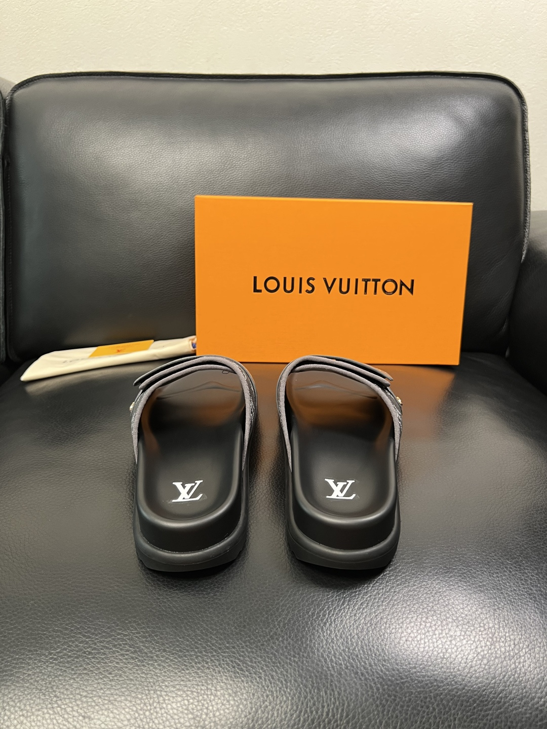 Lv  高品质  顶级工艺品  路易威登，拖鞋  专柜同步原厂配置，鞋面意大利进口，高品质拼接缤纷色彩复
