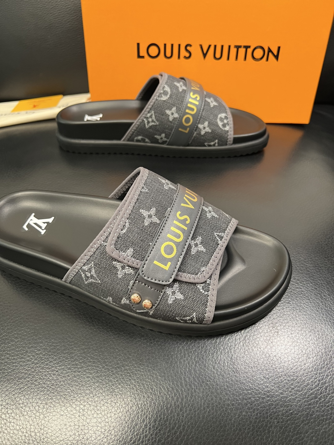 Lv  高品质  顶级工艺品  路易威登，拖鞋  专柜同步原厂配置，鞋面意大利进口，高品质拼接缤纷色彩复