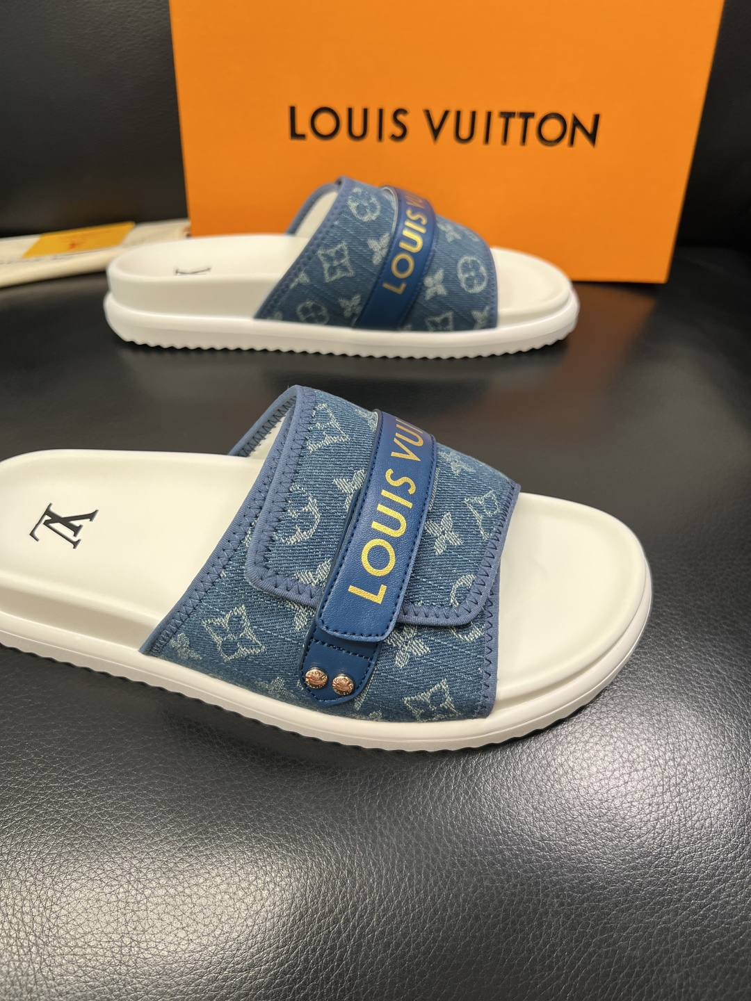 Lv  高品质  顶级工艺品  路易威登，拖鞋  专柜同步原厂配置，鞋面意大利进口，高品质拼接缤纷色彩复