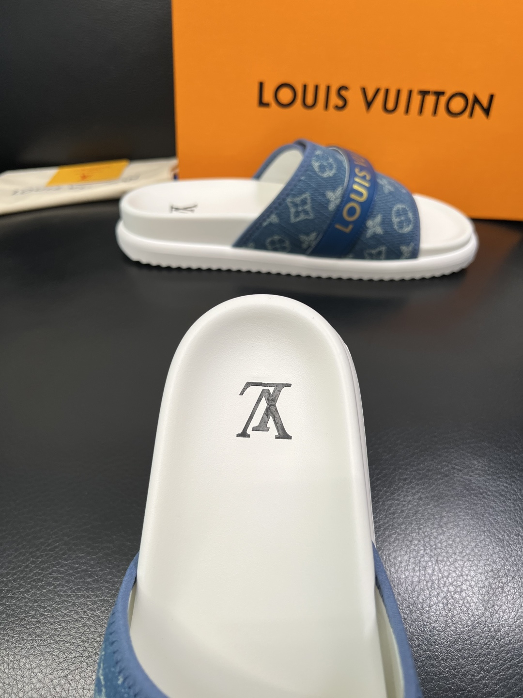 Lv  高品质  顶级工艺品  路易威登，拖鞋  专柜同步原厂配置，鞋面意大利进口，高品质拼接缤纷色彩复