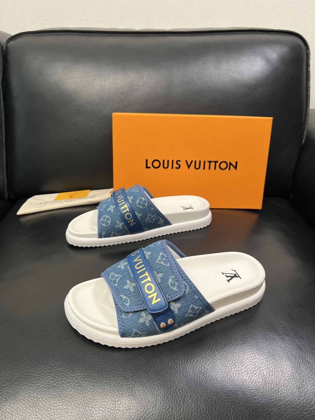 Lv  高品质  顶级工艺品  路易威登，拖鞋  专柜同步原厂配置，鞋面意大利进口，高品质拼接缤纷色彩复