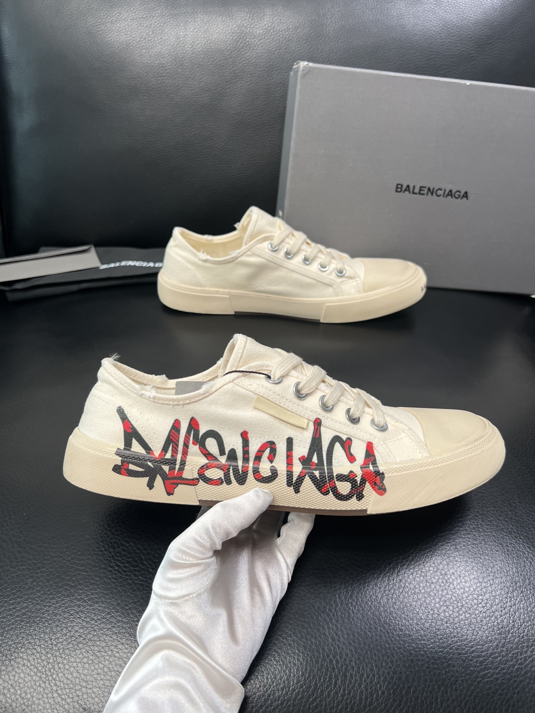 Balenciaga  高品质  顶级工艺品  托巴黎世家  专柜新款，原厂配置意大利进口面料，高品质复