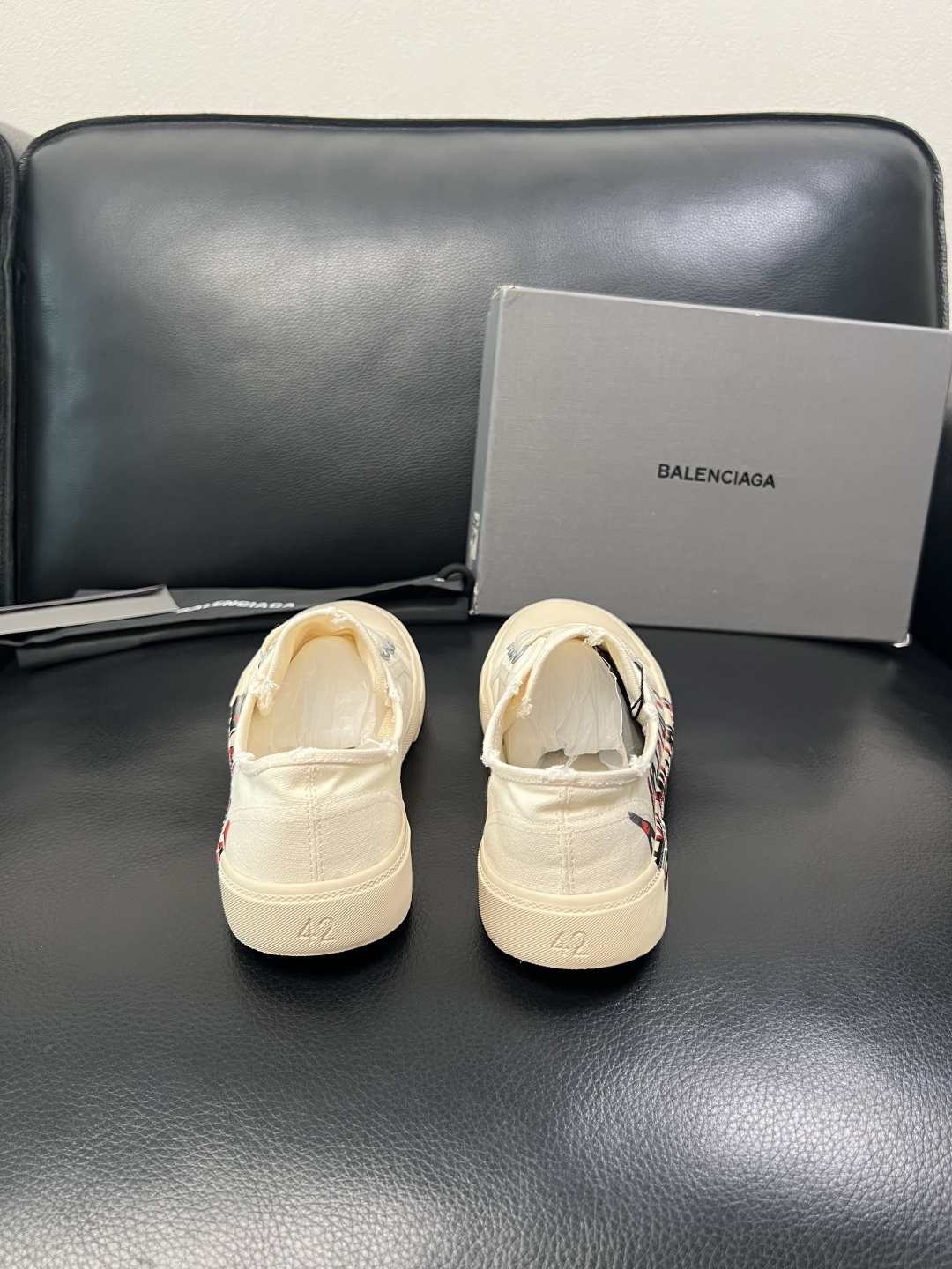 Balenciaga  高品质  顶级工艺品  托巴黎世家  专柜新款，原厂配置意大利进口面料，高品质复