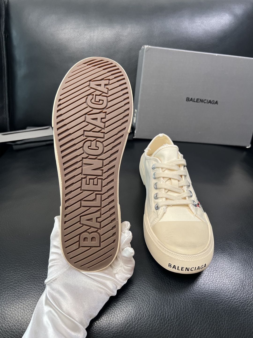 Balenciaga  高品质  顶级工艺品  托巴黎世家  专柜新款，原厂配置意大利进口面料，高品质复