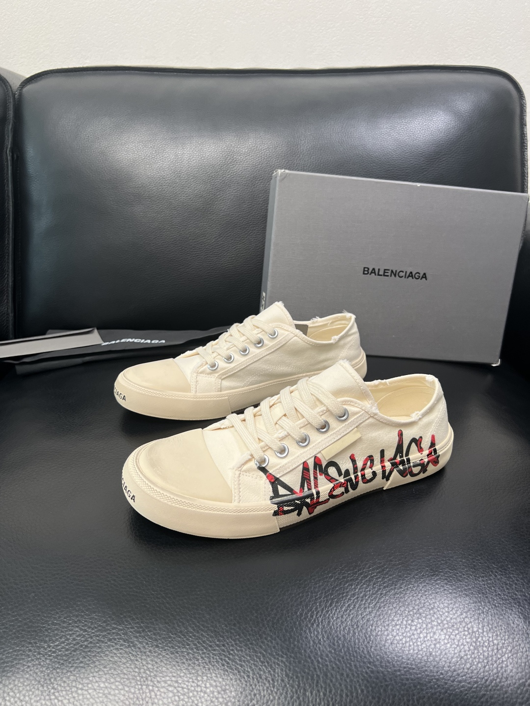 Balenciaga  高品质  顶级工艺品  托巴黎世家  专柜新款，原厂配置意大利进口面料，高品质复