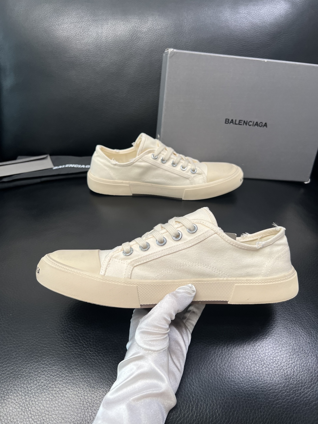 Balenciaga  高品质  顶级工艺品  托巴黎世家  专柜新款，原厂配置意大利进口面料，高品质复