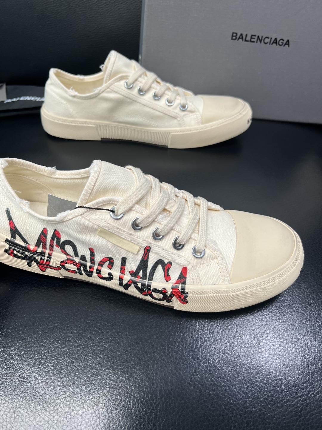 Balenciaga  高品质  顶级工艺品  托巴黎世家  专柜新款，原厂配置意大利进口面料，高品质复