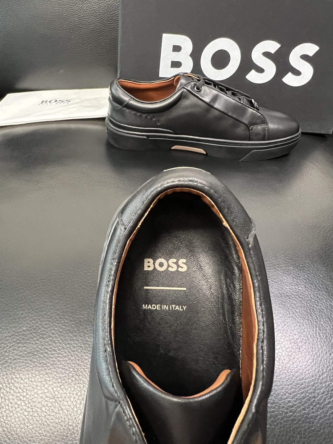 BOSS  高品质 顶级工艺品  博斯  专柜同步原厂配置，意大利进口牛皮面料牛内里垫，高品质拼接复杂工