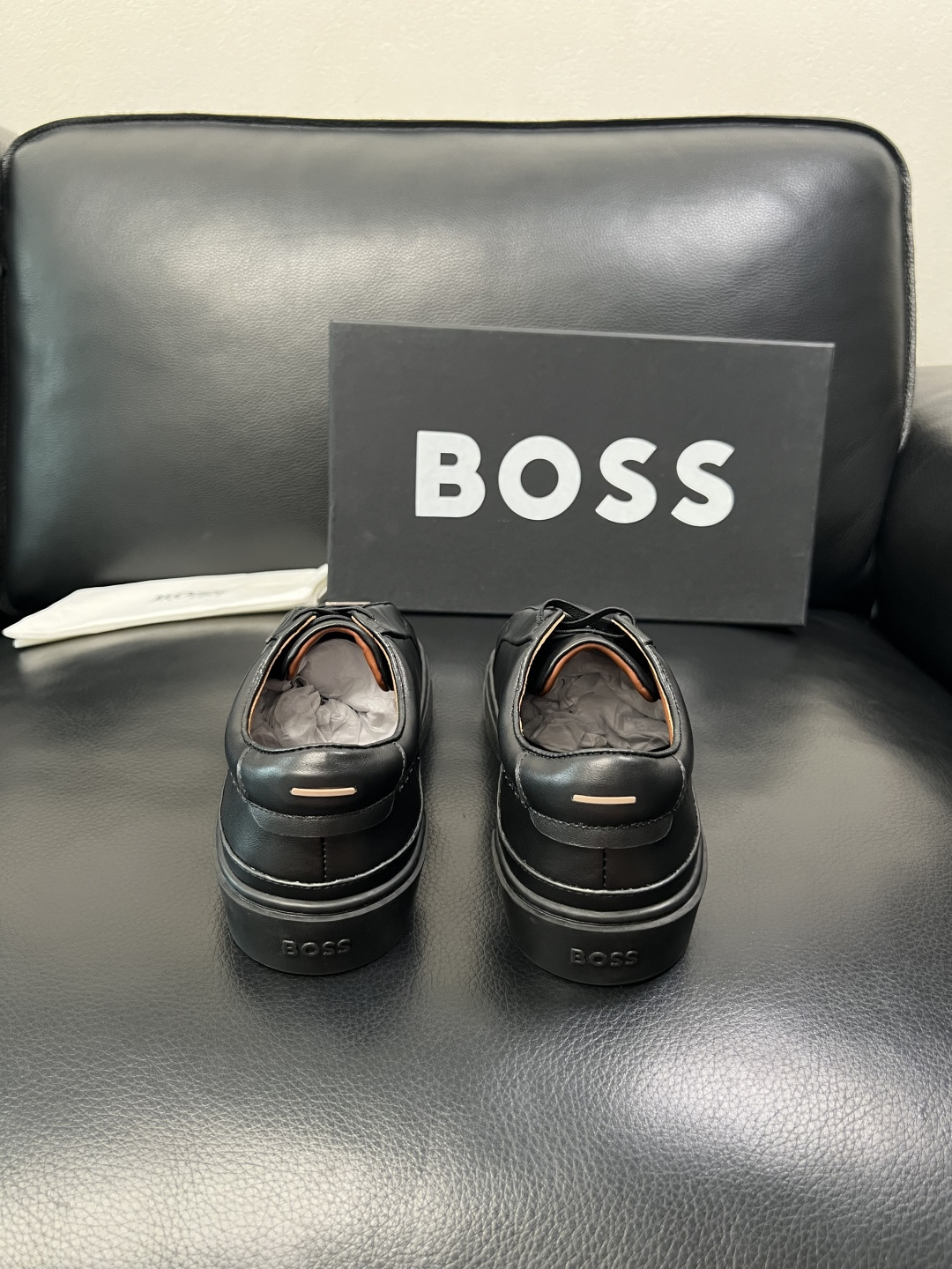 BOSS  高品质 顶级工艺品  博斯  专柜同步原厂配置，意大利进口牛皮面料牛内里垫，高品质拼接复杂工