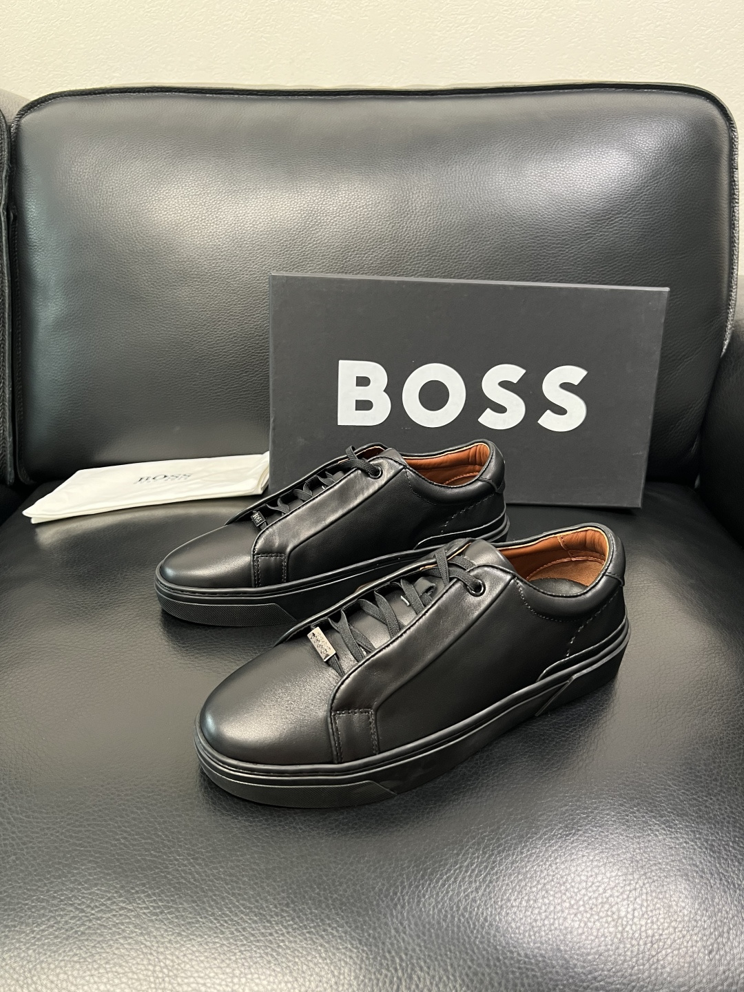 BOSS  高品质 顶级工艺品  博斯  专柜同步原厂配置，意大利进口牛皮面料牛内里垫，高品质拼接复杂工
