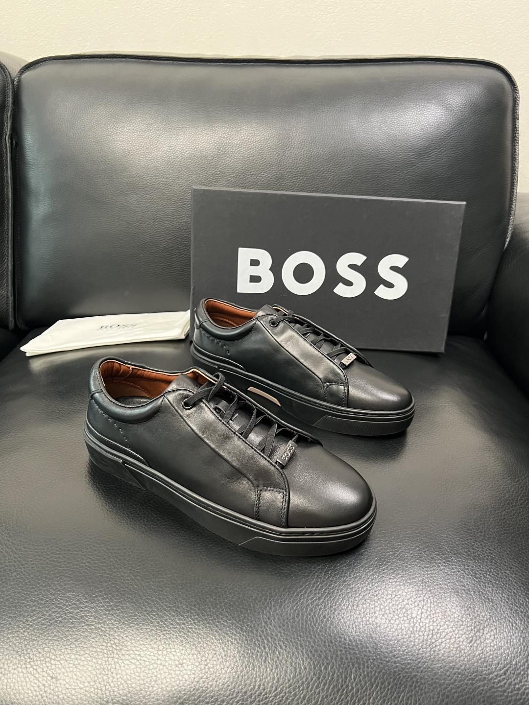 BOSS  高品质 顶级工艺品  博斯  专柜同步原厂配置，意大利进口牛皮面料牛内里垫，高品质拼接复杂工