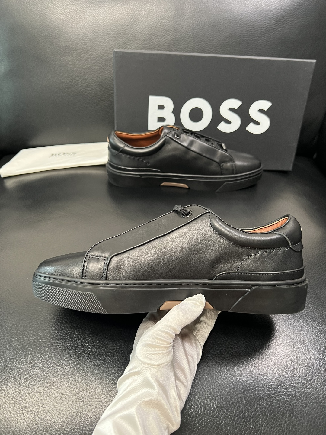 BOSS  高品质 顶级工艺品  博斯  专柜同步原厂配置，意大利进口牛皮面料牛内里垫，高品质拼接复杂工