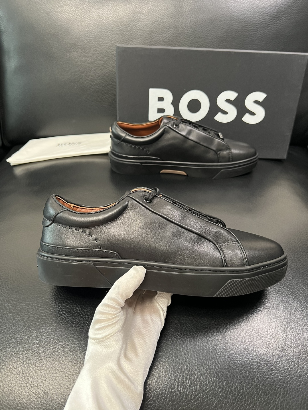 BOSS  高品质 顶级工艺品  博斯  专柜同步原厂配置，意大利进口牛皮面料牛内里垫，高品质拼接复杂工
