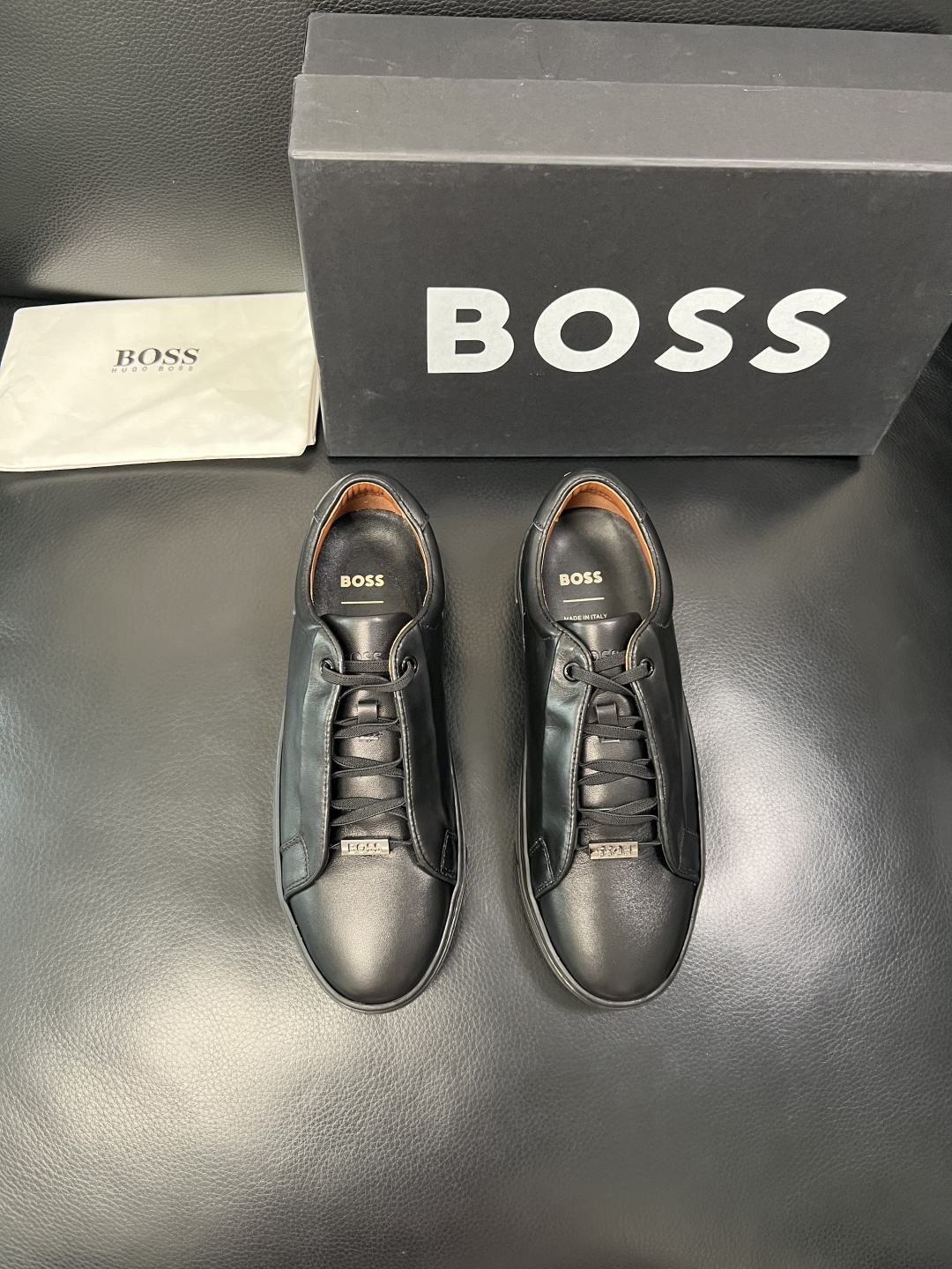 BOSS  高品质 顶级工艺品  博斯  专柜同步原厂配置，意大利进口牛皮面料牛内里垫，高品质拼接复杂工