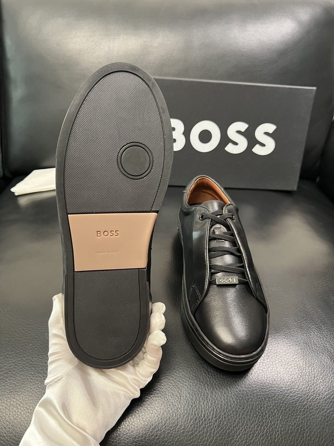 BOSS  高品质 顶级工艺品  博斯  专柜同步原厂配置，意大利进口牛皮面料牛内里垫，高品质拼接复杂工