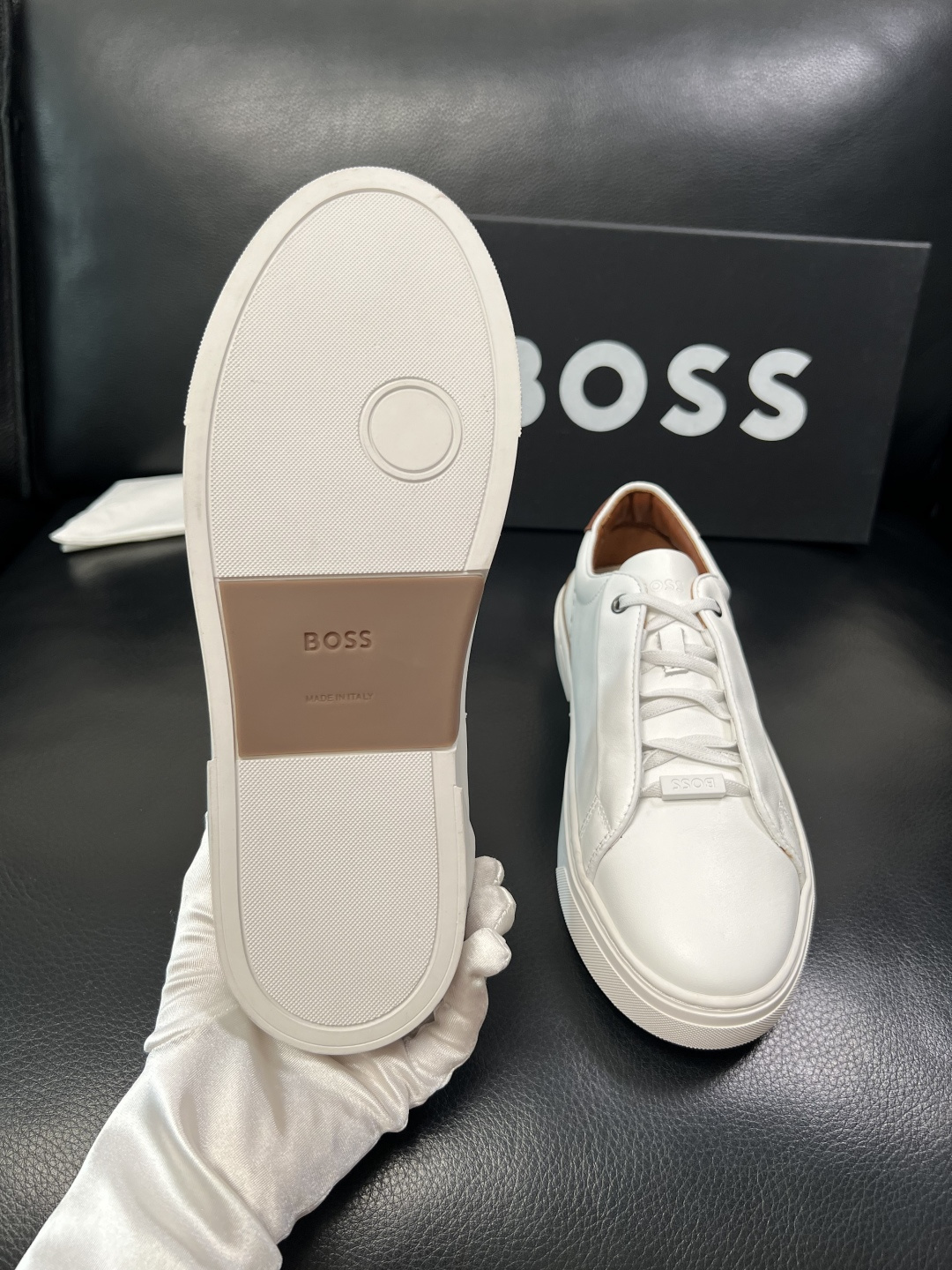 BOSS  高品质 顶级工艺品  博斯  专柜同步原厂配置，意大利进口牛皮面料牛内里垫，高品质拼接复杂工