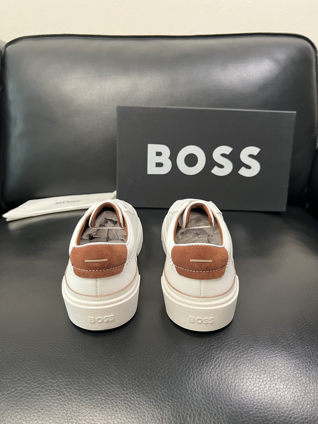 BOSS  高品质 顶级工艺品  博斯  专柜同步原厂配置，意大利进口牛皮面料牛内里垫，高品质拼接复杂工