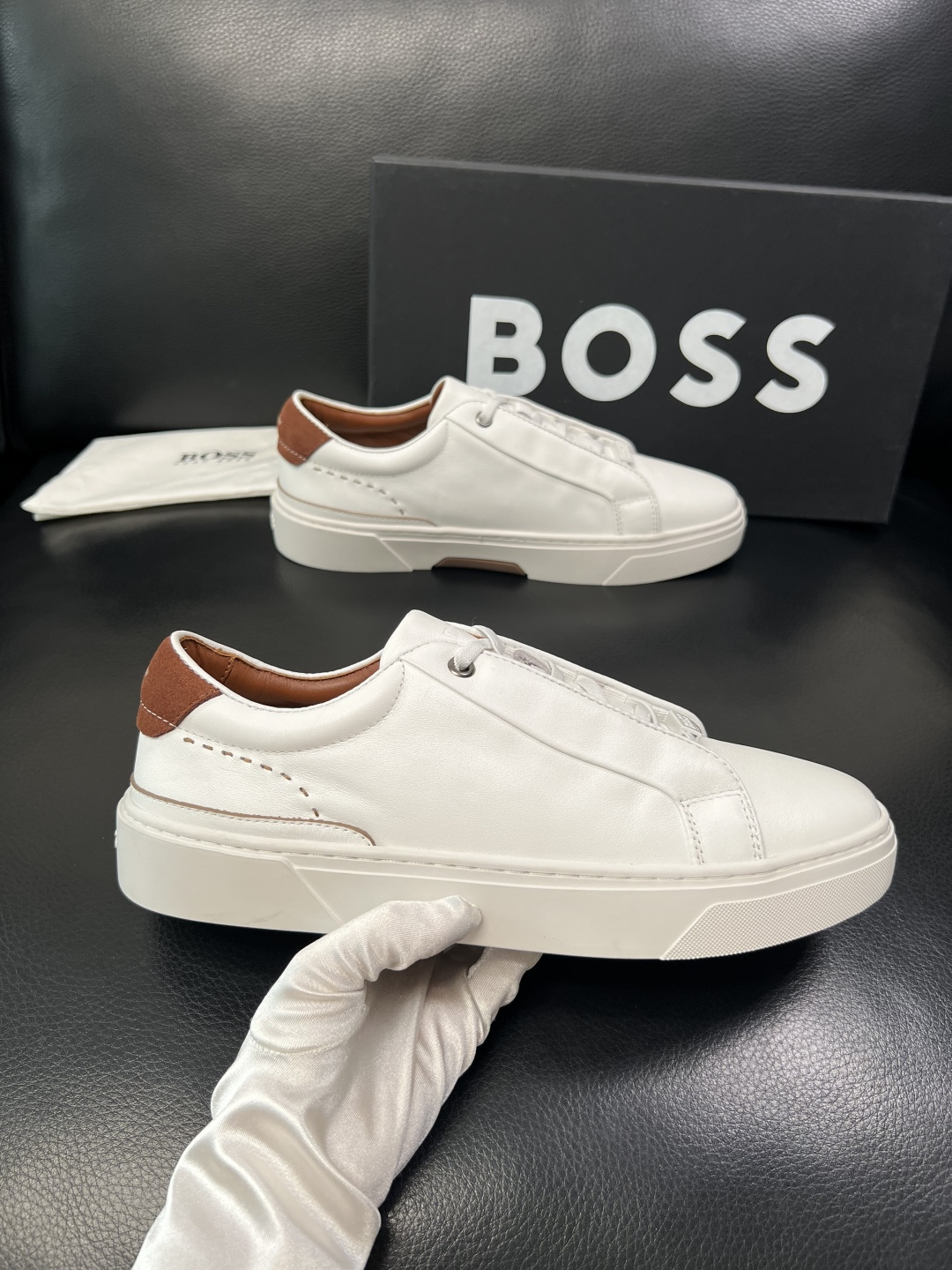 BOSS  高品质 顶级工艺品  博斯  专柜同步原厂配置，意大利进口牛皮面料牛内里垫，高品质拼接复杂工