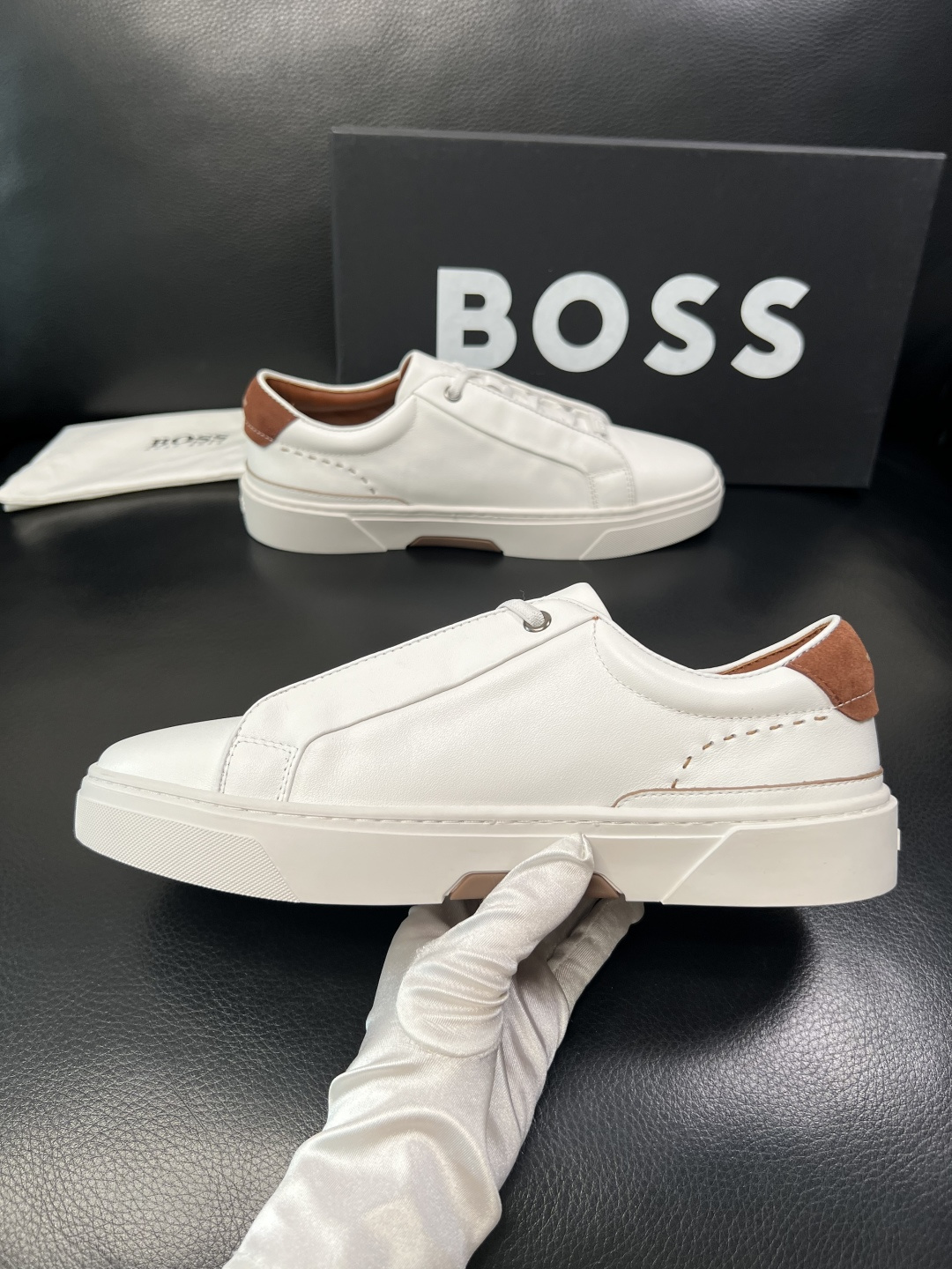 BOSS  高品质 顶级工艺品  博斯  专柜同步原厂配置，意大利进口牛皮面料牛内里垫，高品质拼接复杂工