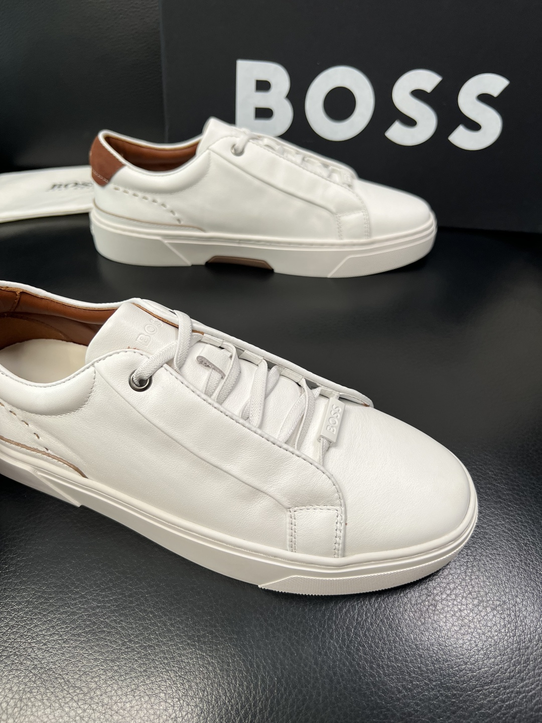 BOSS  高品质 顶级工艺品  博斯  专柜同步原厂配置，意大利进口牛皮面料牛内里垫，高品质拼接复杂工