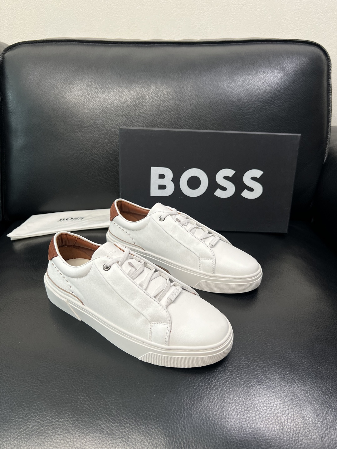 BOSS  高品质 顶级工艺品  博斯  专柜同步原厂配置，意大利进口牛皮面料牛内里垫，高品质拼接复杂工