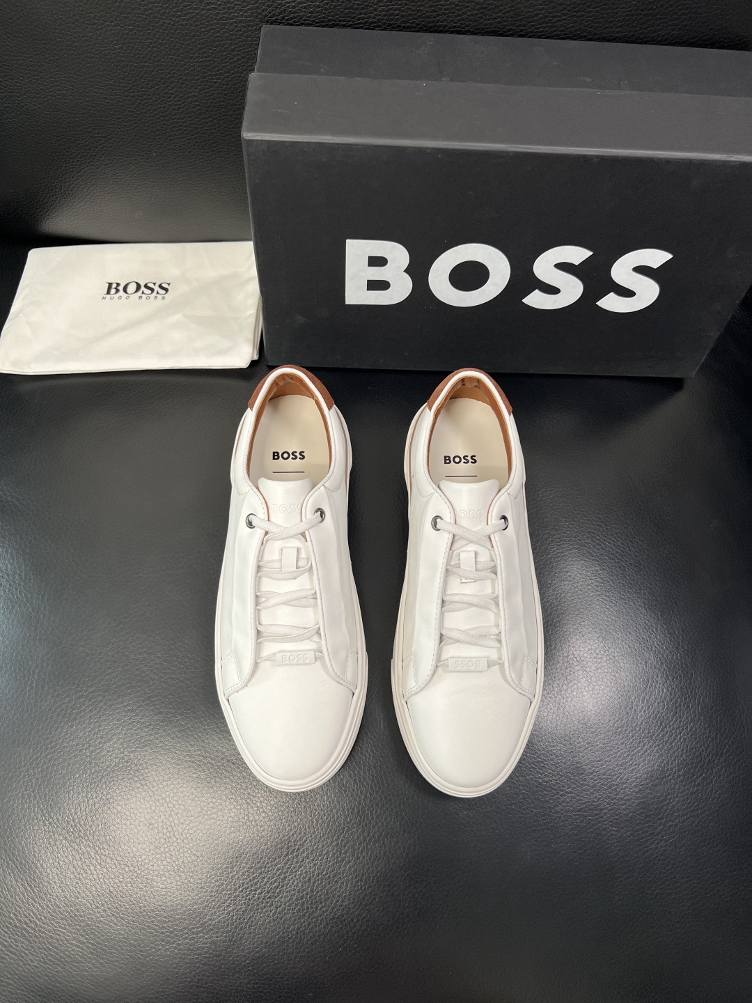 BOSS  高品质 顶级工艺品  博斯  专柜同步原厂配置，意大利进口牛皮面料牛内里垫，高品质拼接复杂工