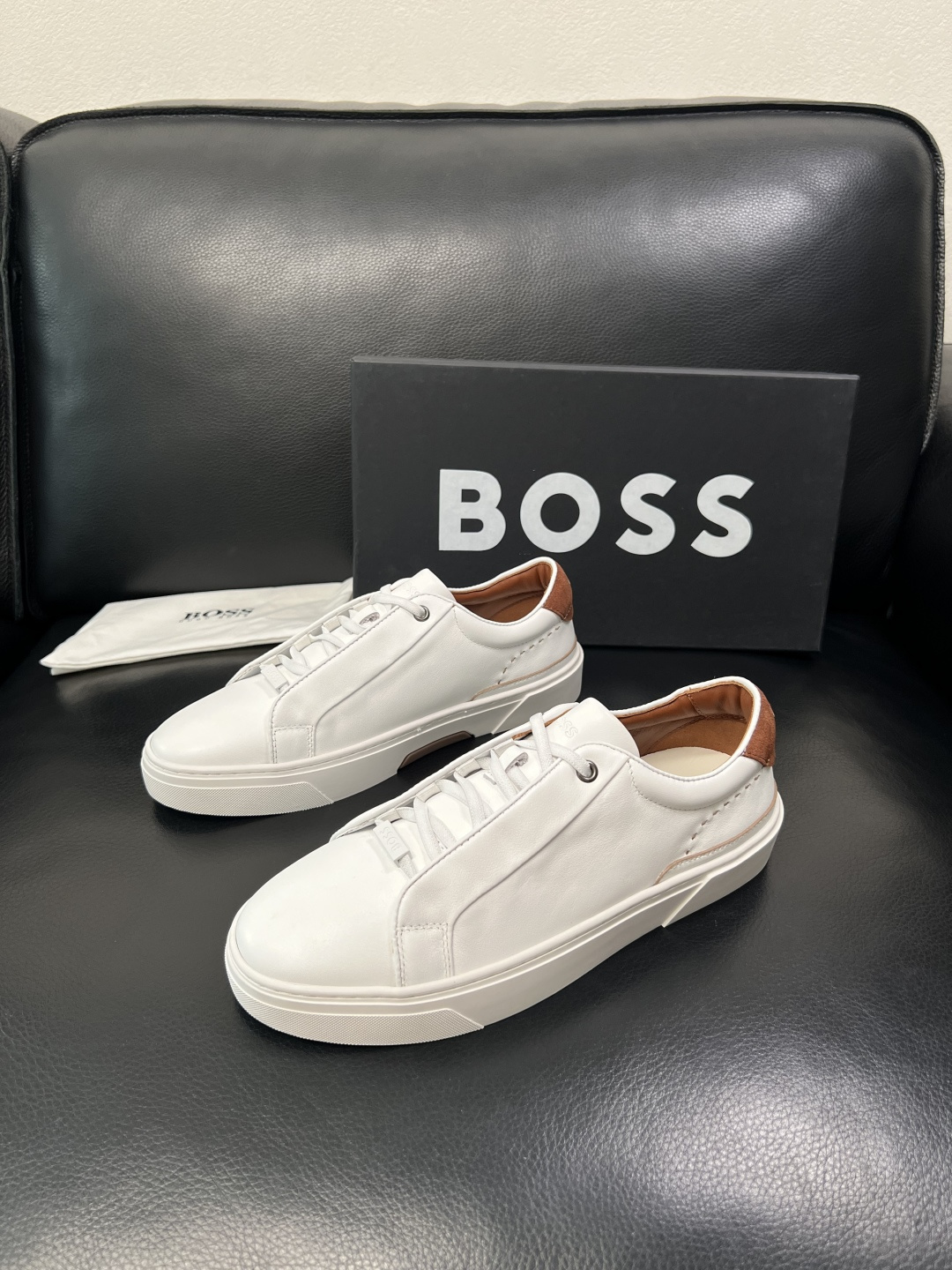 BOSS  高品质 顶级工艺品  博斯  专柜同步原厂配置，意大利进口牛皮面料牛内里垫，高品质拼接复杂工