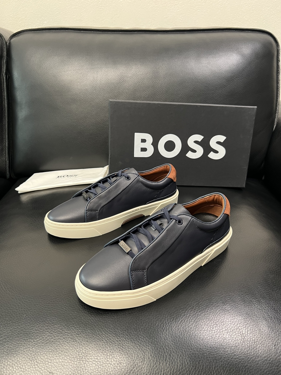 BOSS  高品质 顶级工艺品  博斯  专柜同步原厂配置，意大利进口牛皮面料牛内里垫，高品质拼接复杂工