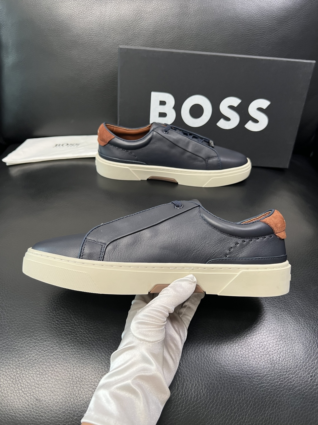 BOSS  高品质 顶级工艺品  博斯  专柜同步原厂配置，意大利进口牛皮面料牛内里垫，高品质拼接复杂工