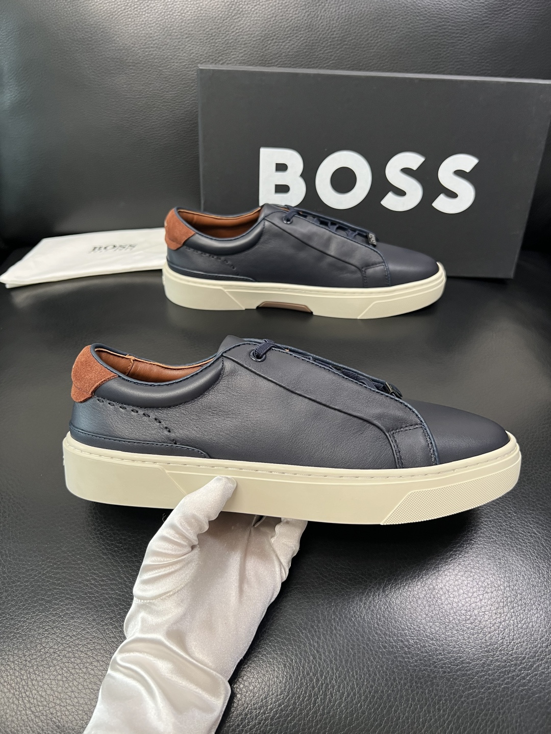 BOSS  高品质 顶级工艺品  博斯  专柜同步原厂配置，意大利进口牛皮面料牛内里垫，高品质拼接复杂工