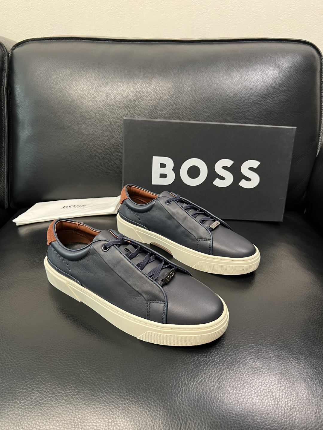 BOSS  高品质 顶级工艺品  博斯  专柜同步原厂配置，意大利进口牛皮面料牛内里垫，高品质拼接复杂工