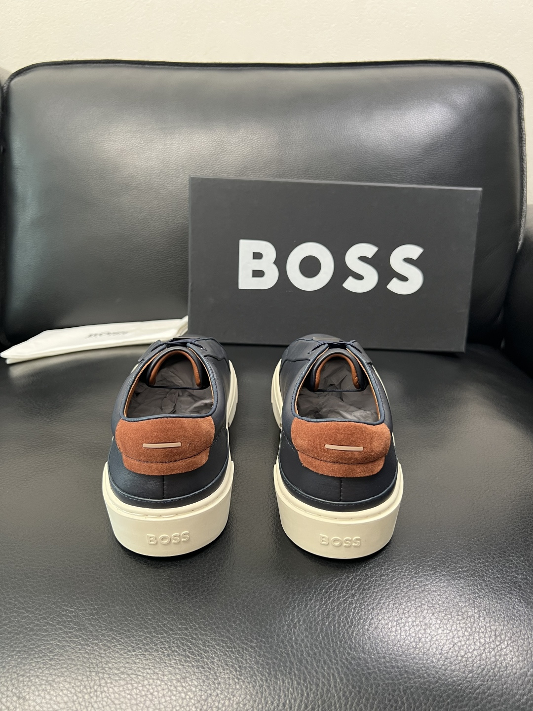 BOSS  高品质 顶级工艺品  博斯  专柜同步原厂配置，意大利进口牛皮面料牛内里垫，高品质拼接复杂工
