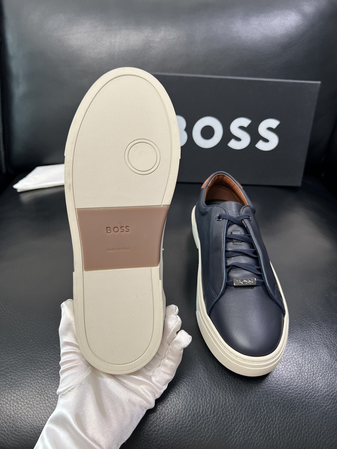 BOSS  高品质 顶级工艺品  博斯  专柜同步原厂配置，意大利进口牛皮面料牛内里垫，高品质拼接复杂工