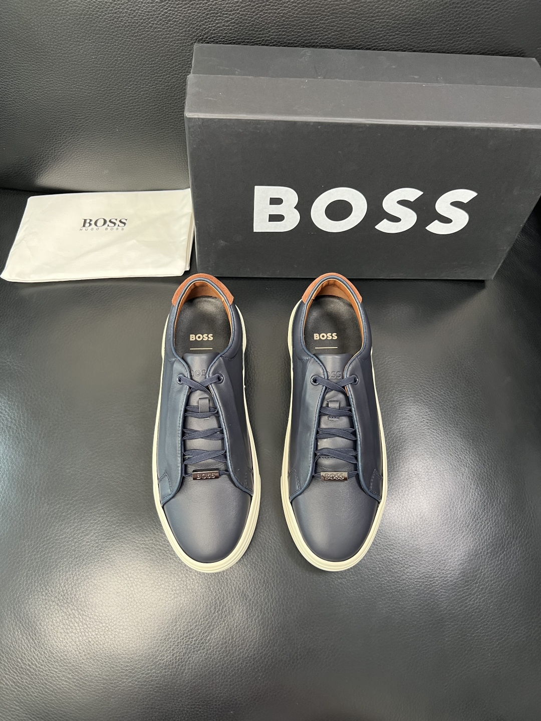 BOSS  高品质 顶级工艺品  博斯  专柜同步原厂配置，意大利进口牛皮面料牛内里垫，高品质拼接复杂工
