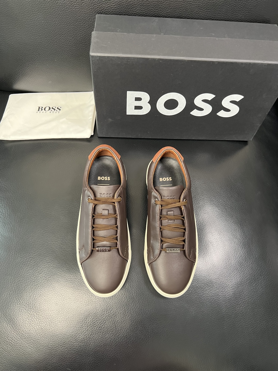 BOSS  高品质 顶级工艺品  博斯  专柜同步原厂配置，意大利进口牛皮面料牛内里垫，高品质拼接复杂工