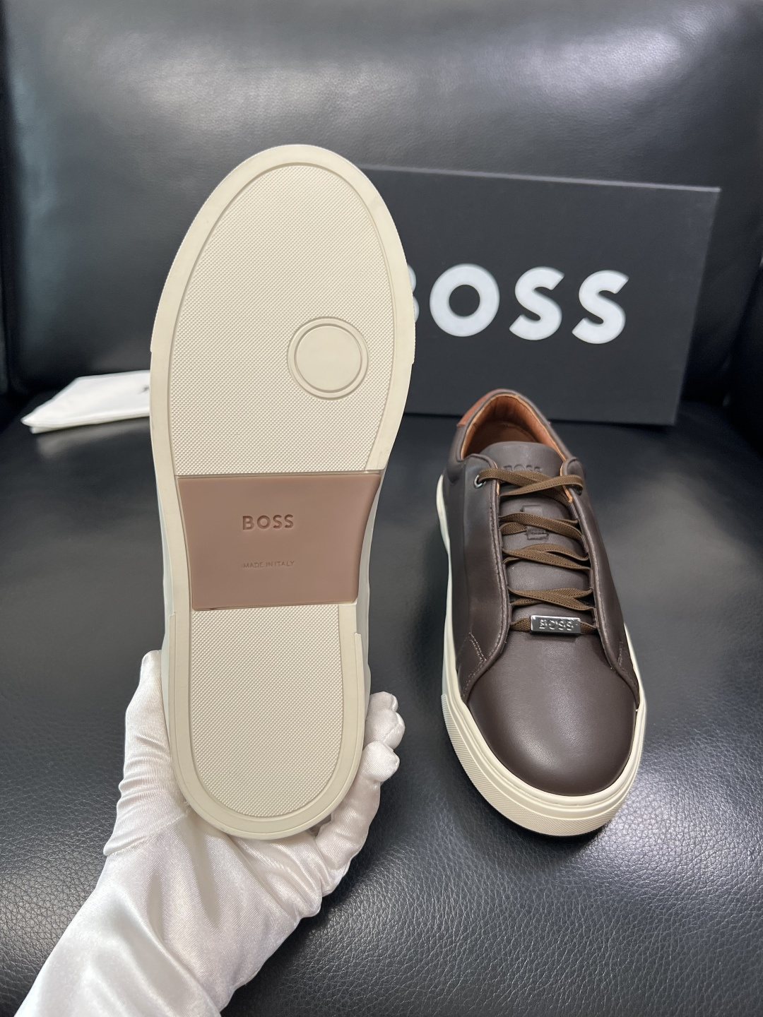 BOSS  高品质 顶级工艺品  博斯  专柜同步原厂配置，意大利进口牛皮面料牛内里垫，高品质拼接复杂工
