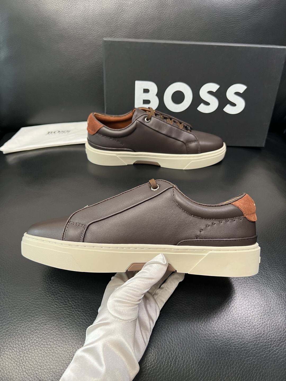 BOSS  高品质 顶级工艺品  博斯  专柜同步原厂配置，意大利进口牛皮面料牛内里垫，高品质拼接复杂工