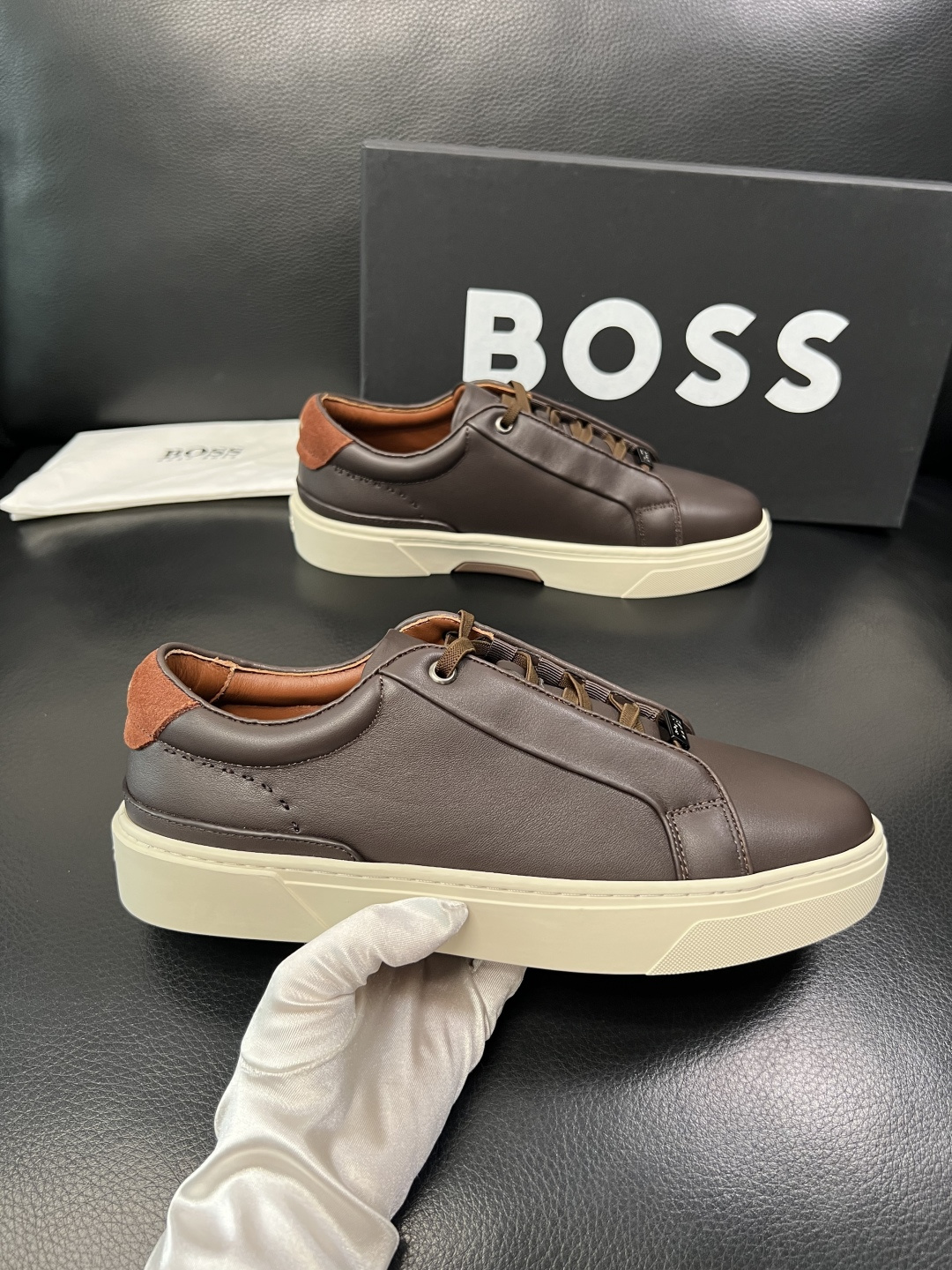 BOSS  高品质 顶级工艺品  博斯  专柜同步原厂配置，意大利进口牛皮面料牛内里垫，高品质拼接复杂工