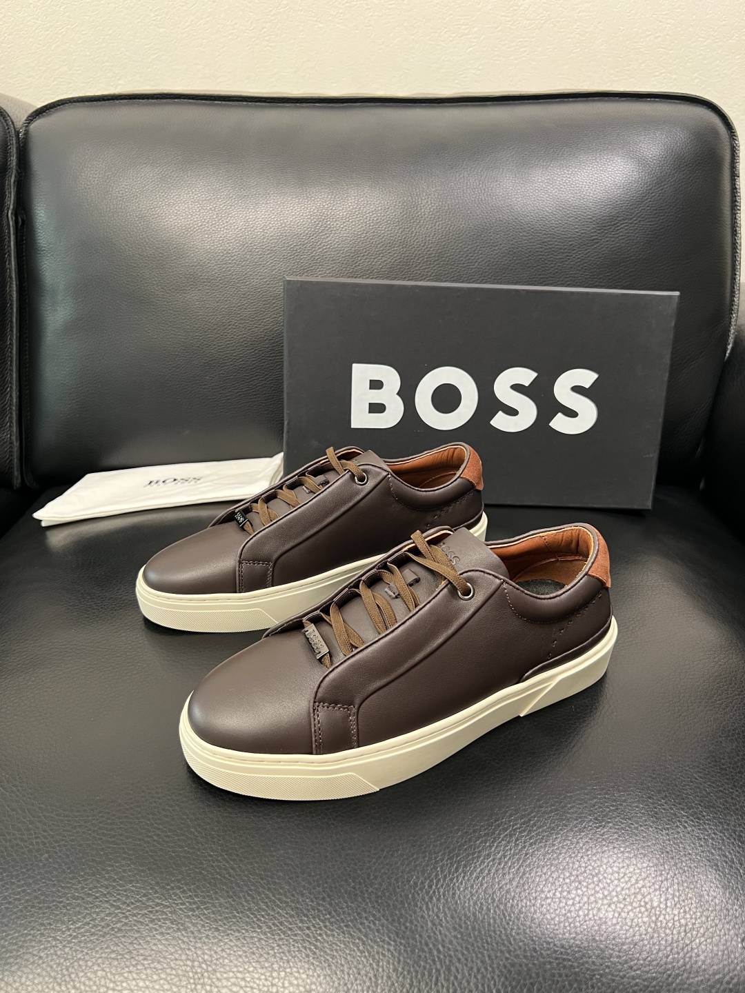 BOSS  高品质 顶级工艺品  博斯  专柜同步原厂配置，意大利进口牛皮面料牛内里垫，高品质拼接复杂工