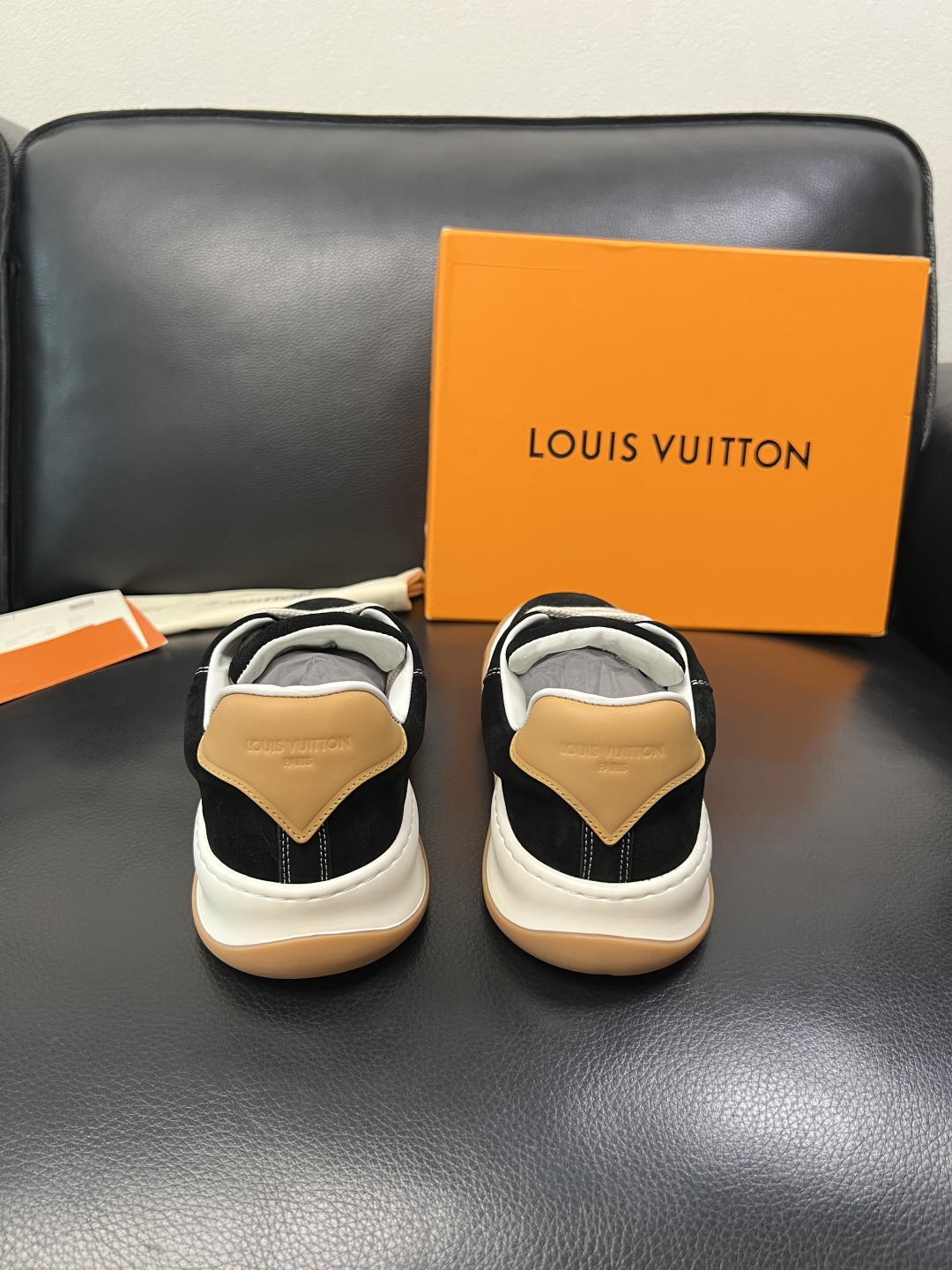 Lv  高品质  顶级工艺品  路易威登，运动板鞋专柜同步，鞋面意大利进口牛皮面料，高品质拼接缤纷色彩复