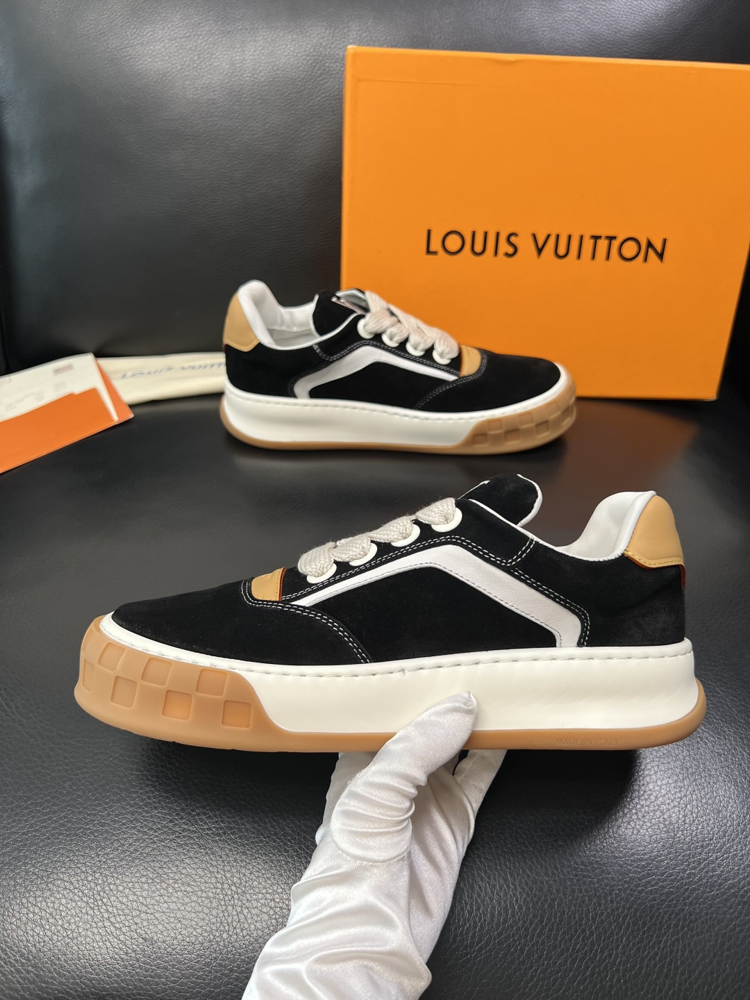 Lv  高品质  顶级工艺品  路易威登，运动板鞋专柜同步，鞋面意大利进口牛皮面料，高品质拼接缤纷色彩复