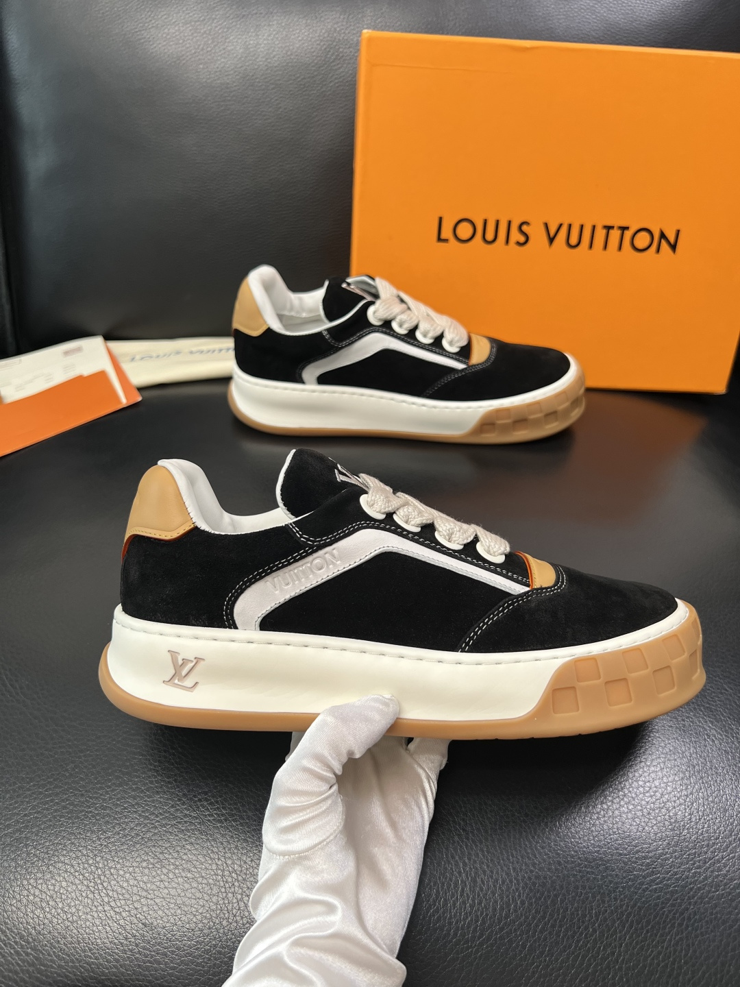 Lv  高品质  顶级工艺品  路易威登，运动板鞋专柜同步，鞋面意大利进口牛皮面料，高品质拼接缤纷色彩复