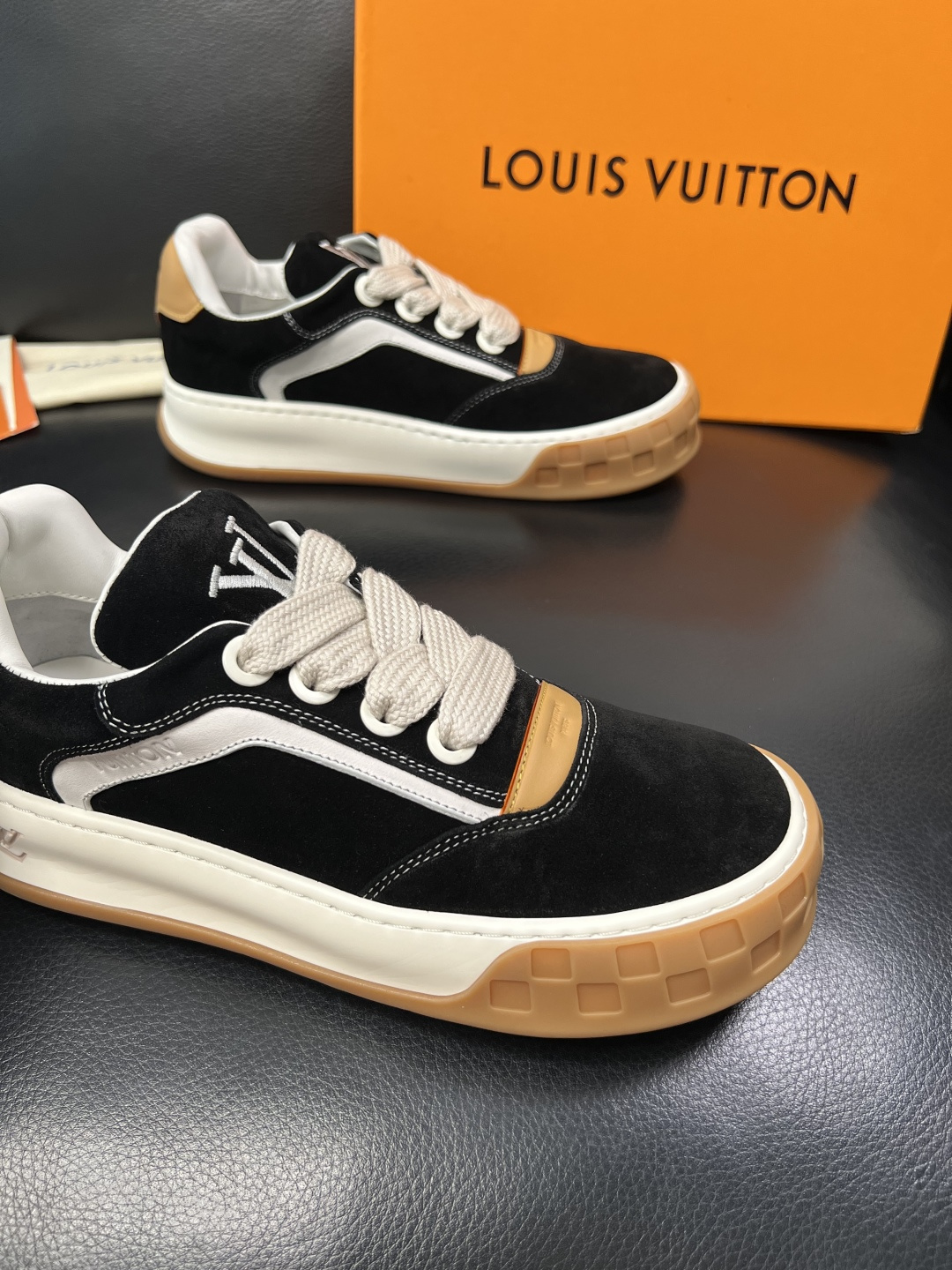 Lv  高品质  顶级工艺品  路易威登，运动板鞋专柜同步，鞋面意大利进口牛皮面料，高品质拼接缤纷色彩复