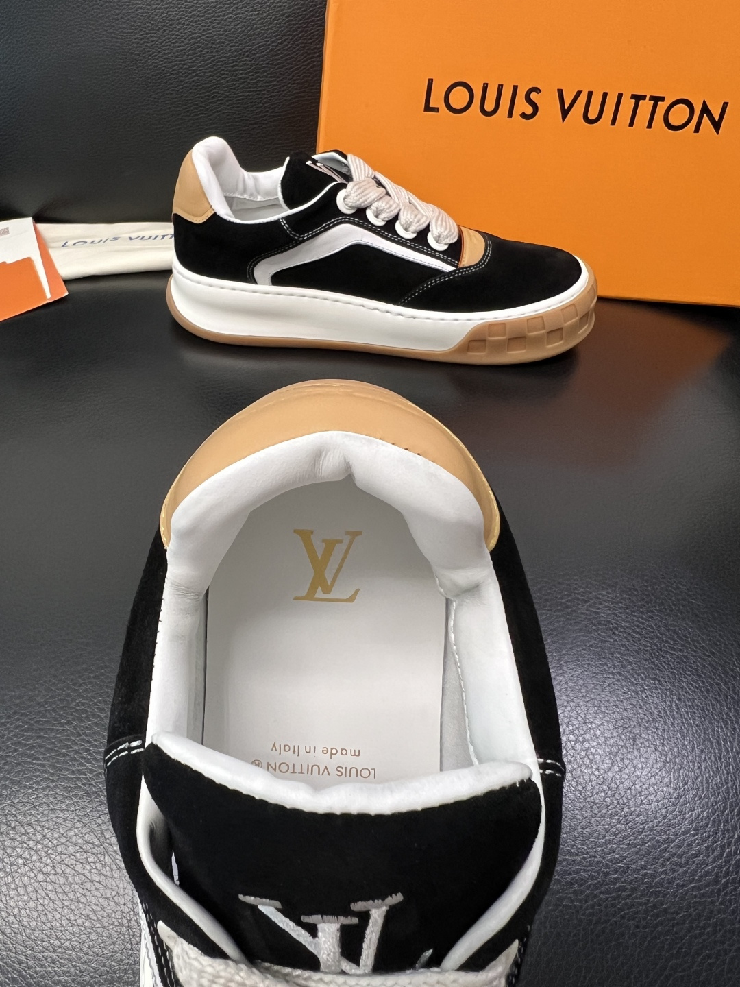 Lv  高品质  顶级工艺品  路易威登，运动板鞋专柜同步，鞋面意大利进口牛皮面料，高品质拼接缤纷色彩复