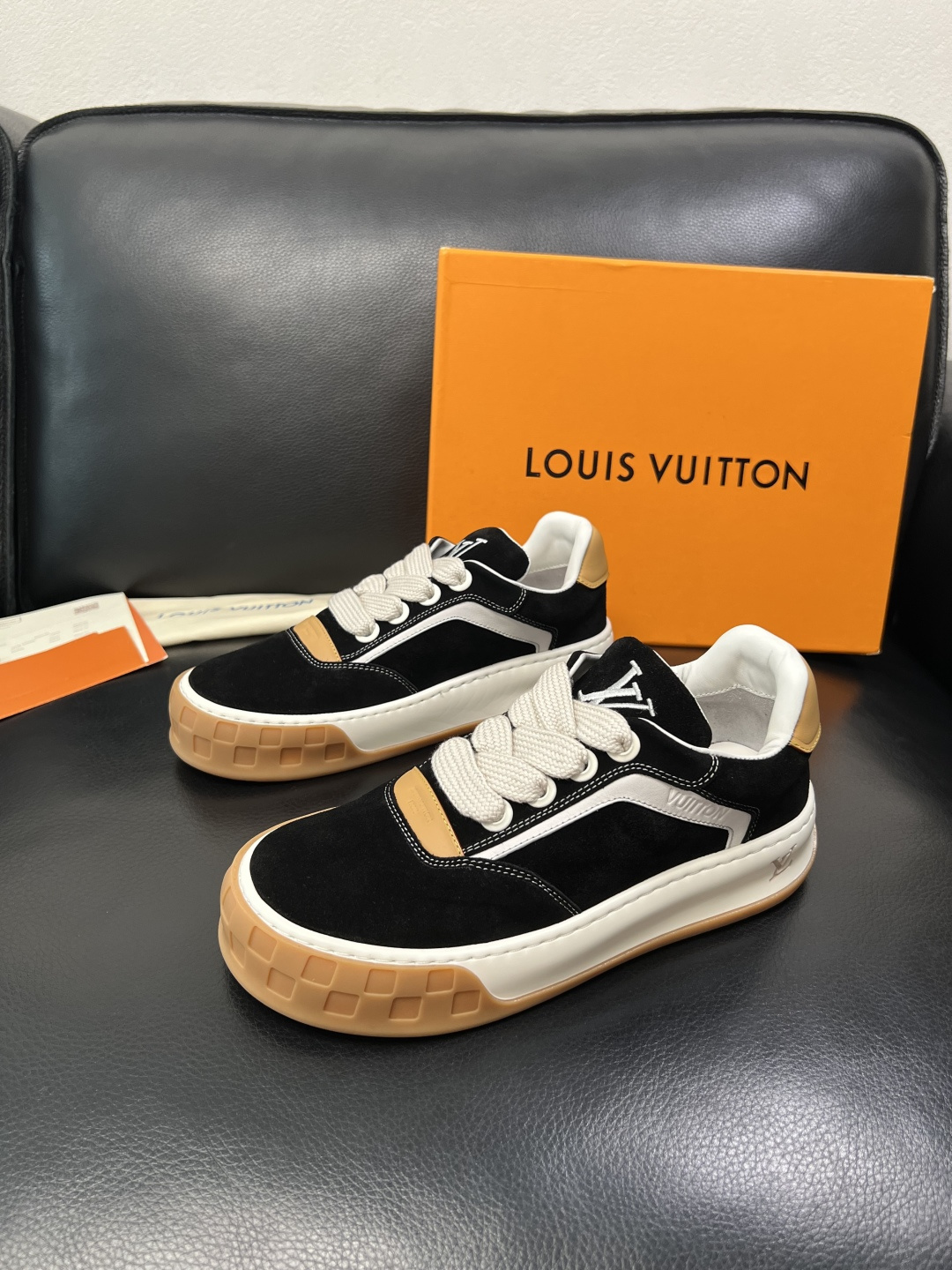 Lv  高品质  顶级工艺品  路易威登，运动板鞋专柜同步，鞋面意大利进口牛皮面料，高品质拼接缤纷色彩复