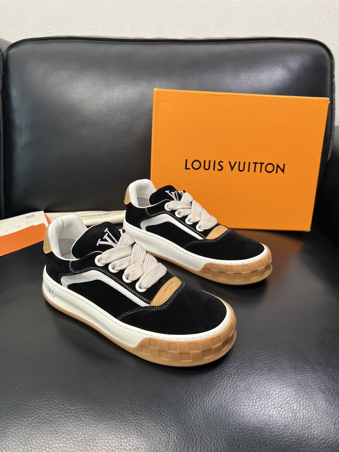 Lv  高品质  顶级工艺品  路易威登，运动板鞋专柜同步，鞋面意大利进口牛皮面料，高品质拼接缤纷色彩复