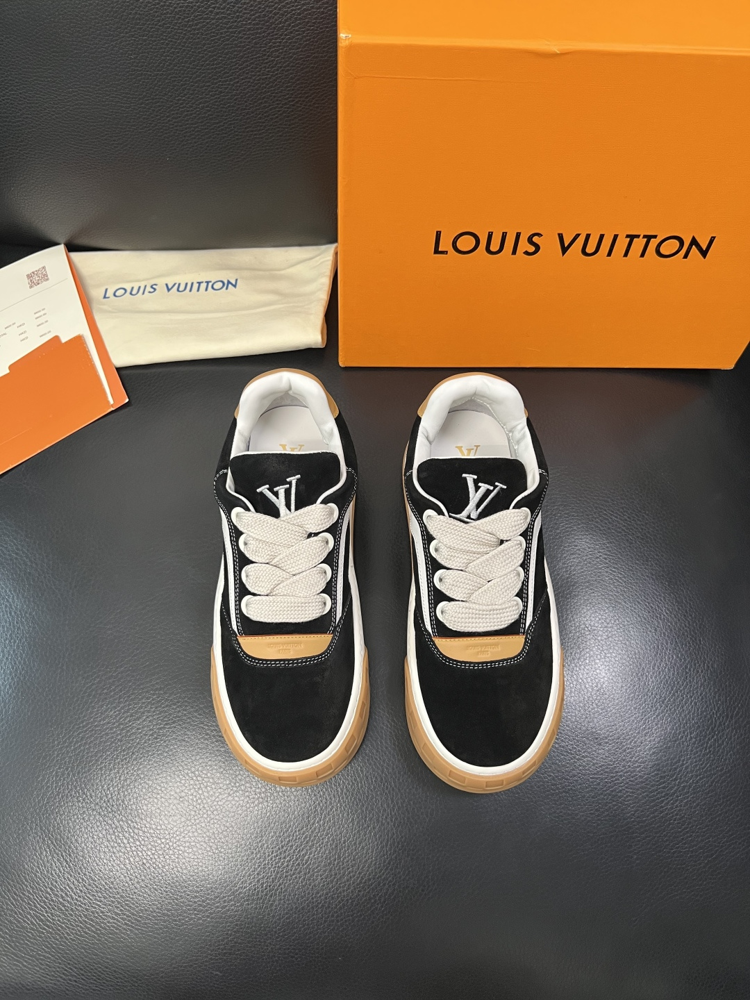 Lv  高品质  顶级工艺品  路易威登，运动板鞋专柜同步，鞋面意大利进口牛皮面料，高品质拼接缤纷色彩复