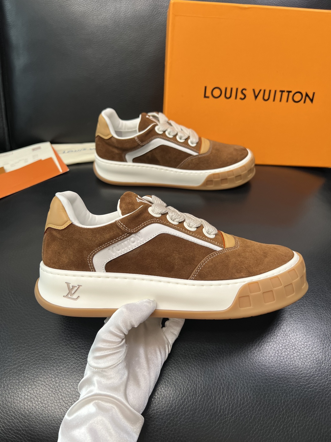 Lv  高品质  顶级工艺品  路易威登，运动板鞋专柜同步，鞋面意大利进口牛皮面料，高品质拼接缤纷色彩复