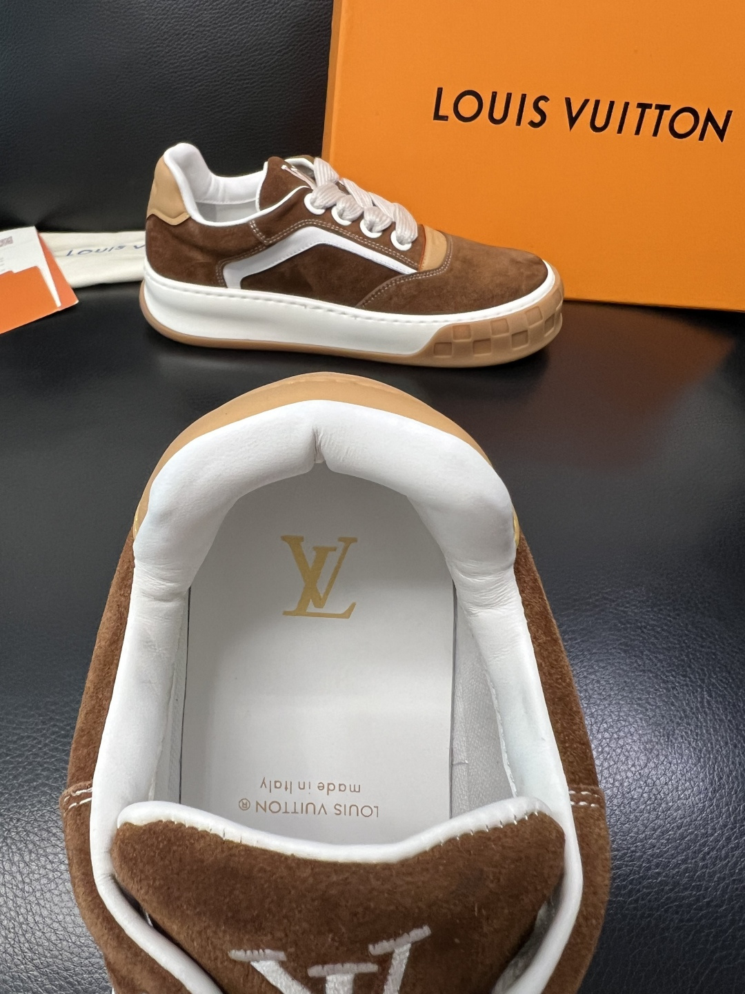 Lv  高品质  顶级工艺品  路易威登，运动板鞋专柜同步，鞋面意大利进口牛皮面料，高品质拼接缤纷色彩复