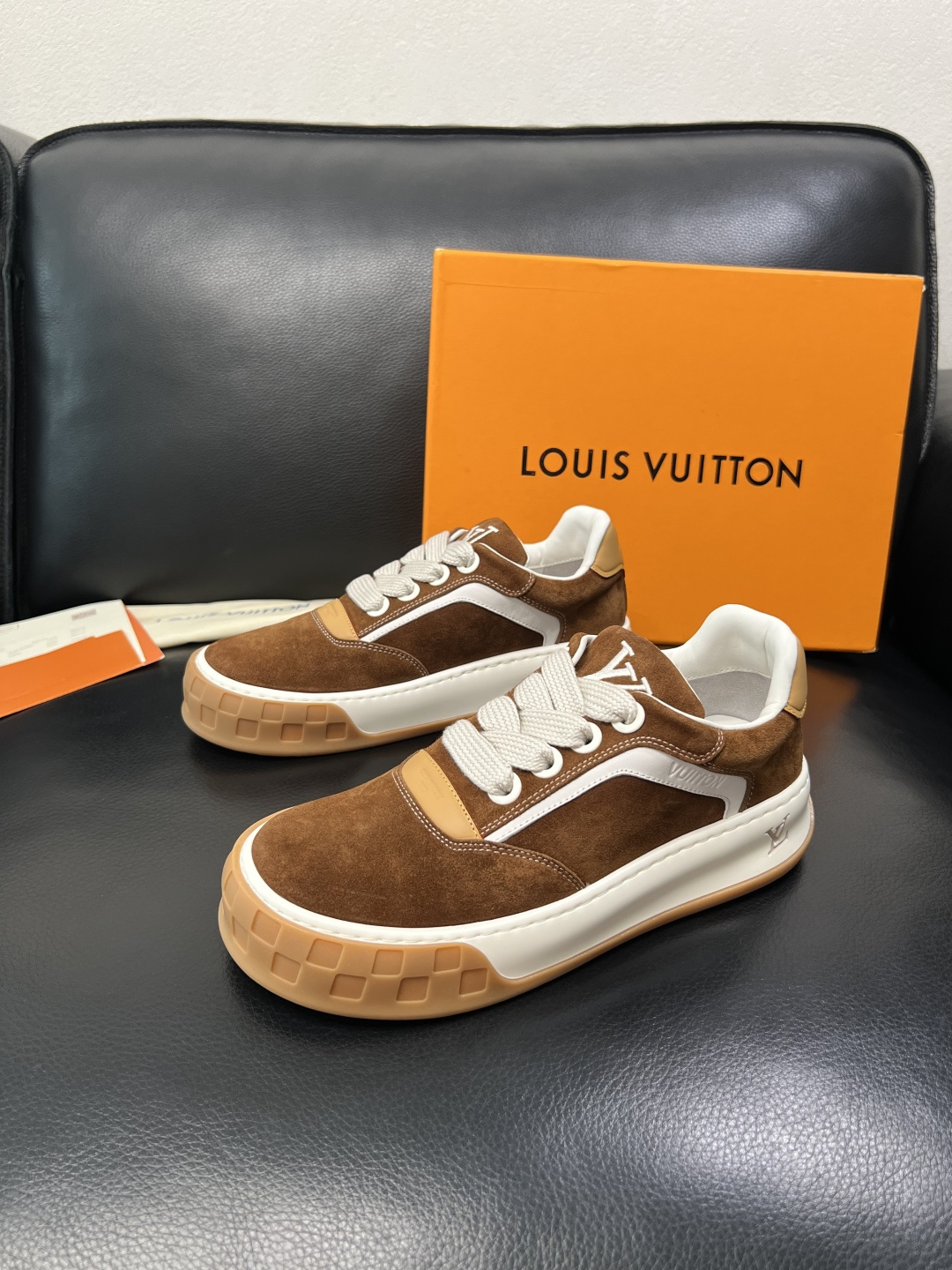 Lv  高品质  顶级工艺品  路易威登，运动板鞋专柜同步，鞋面意大利进口牛皮面料，高品质拼接缤纷色彩复
